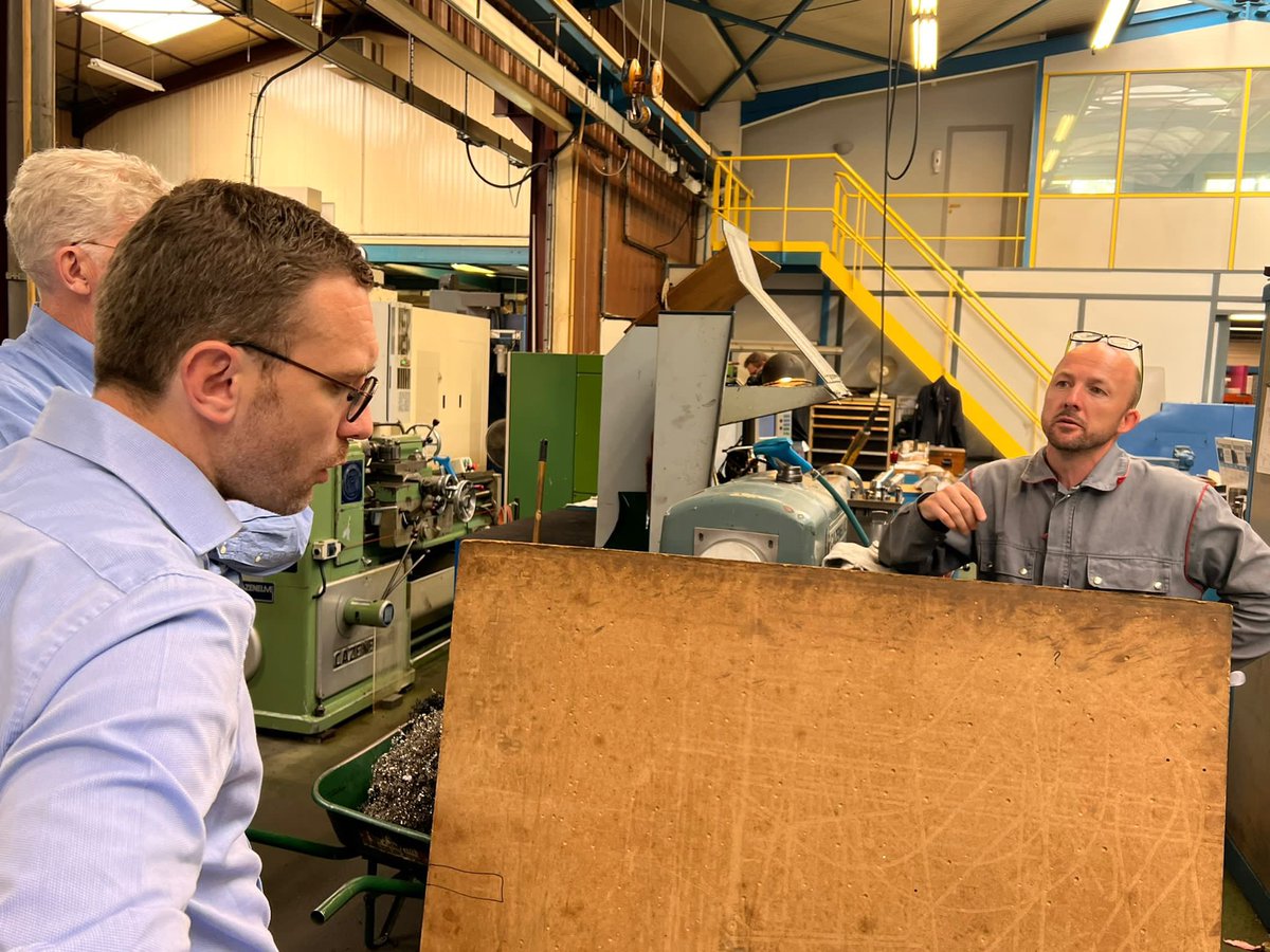JulienDive's tweet photo. L’industrie c’est l’histoire de notre territoire, c’est une identité forte qui maintient des emplois.
Exemple avec l’entreprise SACMO à #Holnon qui emploie 90 personnes et les pérennise en innovant. #Circo0202 https://t.co/urQJMAKTxb