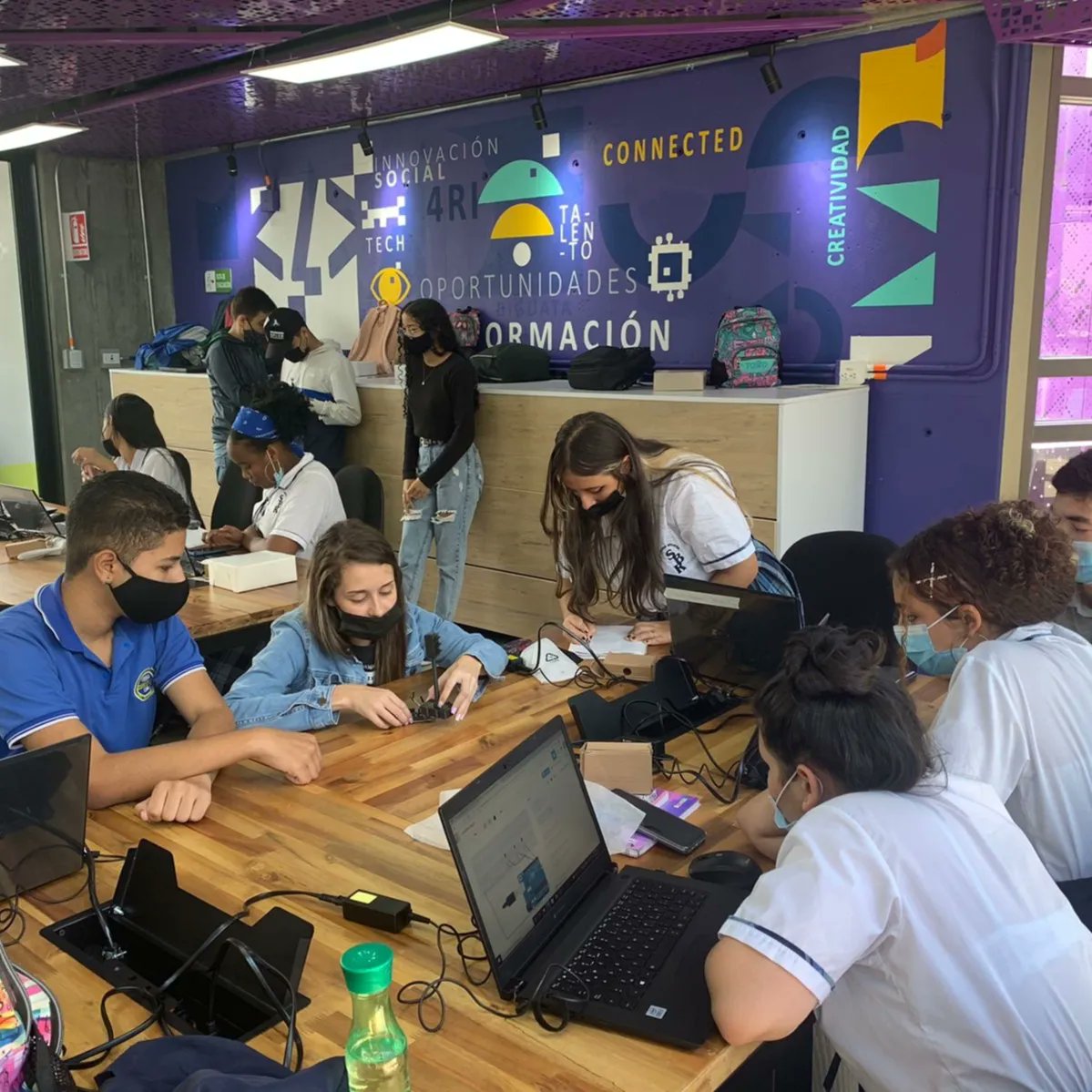 IUPascualBravo's tweet image. ☝🏻Los estudiantes de la I. E. Rosalía están en el taller de ensamble del semáforo🚦,  en el penúltimo día del 🤖#ArduinoWeek #ValleDelSoftware