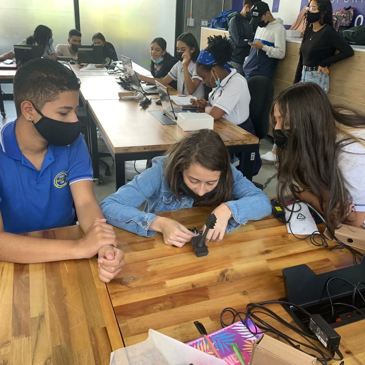 IUPascualBravo's tweet image. ☝🏻Los estudiantes de la I. E. Rosalía están en el taller de ensamble del semáforo🚦,  en el penúltimo día del 🤖#ArduinoWeek #ValleDelSoftware