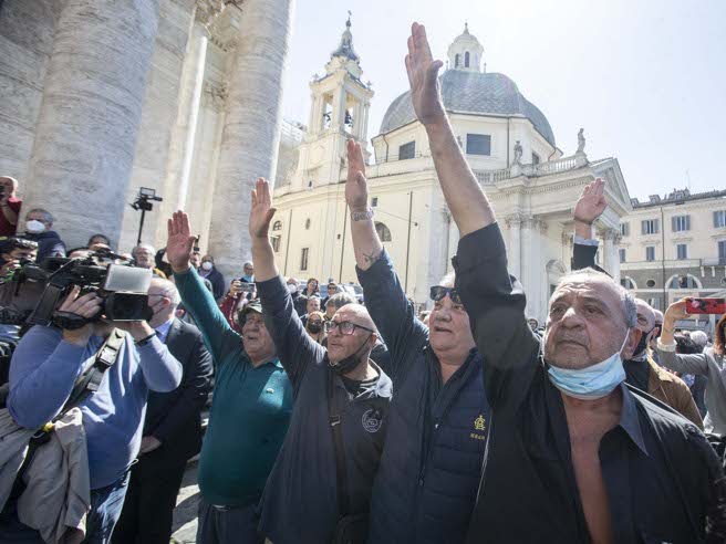 Al funerale di Assunta Almirante hanno chiesto se c'era qualche stronzo fascista e in molti hanno alzato il braccio.