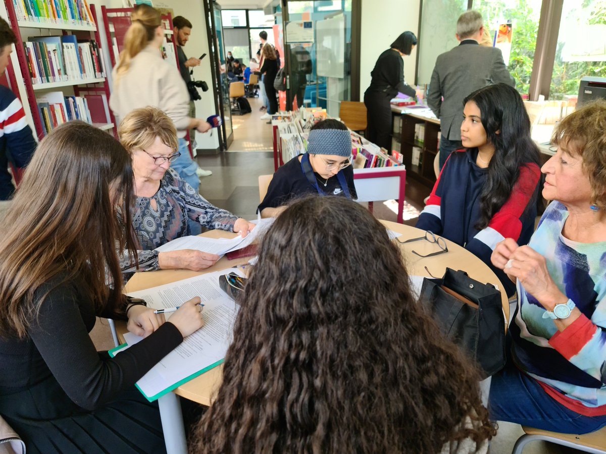 College_Jaubert's tweet photo. "Brevet en poche", c'est le nom de l'opération conduite par les séniors de la @VilledeNice pour aider les élèves du @College_Jaubert dans la préparation de cet examen. https://t.co/Gc5mrXGziK
