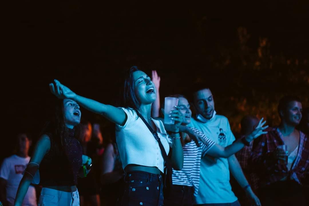 feCStival's tweet photo. ¡Cuenta atrás para que salgan a la venta las entradas de feCStival 2022! ⚡️ A un precio que, si os habéis comprado las entradas para la gira de Rosalía, os va a parecer calderilla 😬😬

Somos un festival para todos los bolsillos, incluidos los rotos✂️

#fecstival2022 #letsfecs https://t.co/ut5rbd0lcY