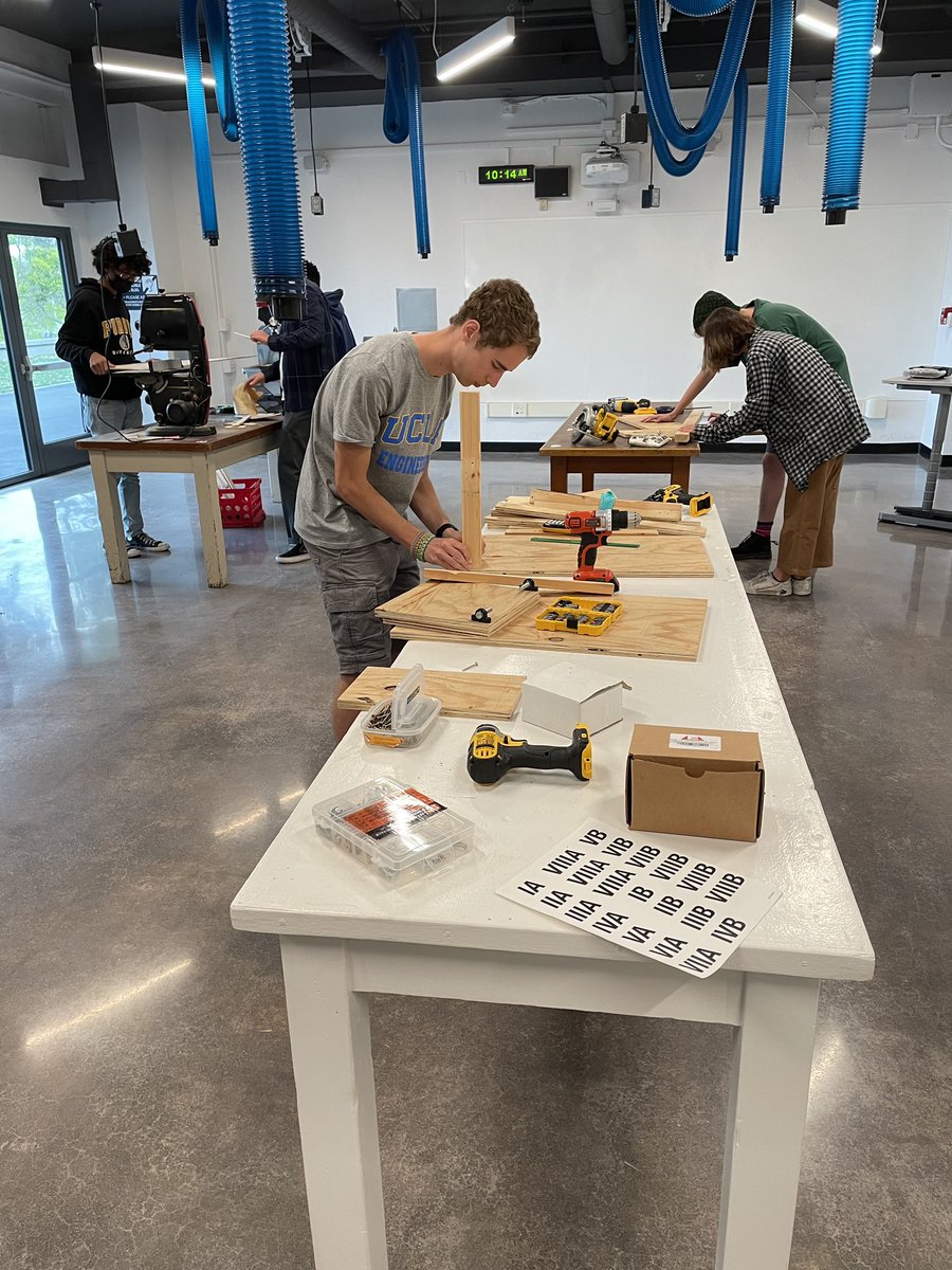 Dr_AShelton's tweet photo. Our Project Lead The Way students are enjoying their new interim instructional learning lab. These future engineers are on their way to great success. @SMMUSD https://t.co/7RiNu3hkQB