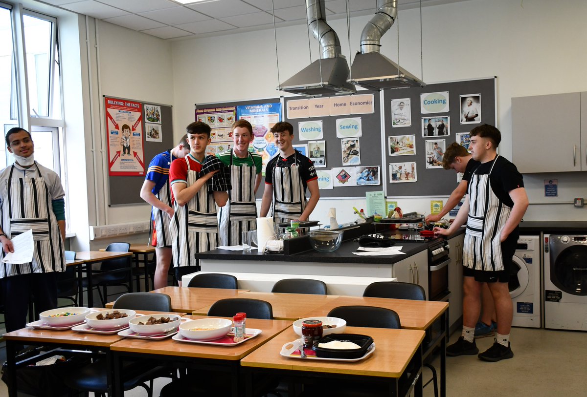 ArdscoilRisLimk's tweet photo. Some of the 5th Year who chose cooking as one of their afternoon options as part of Le Cheile Day - impressive looks of concentration from the 5th Years. #mindingyourself https://t.co/IN61ra4gCB