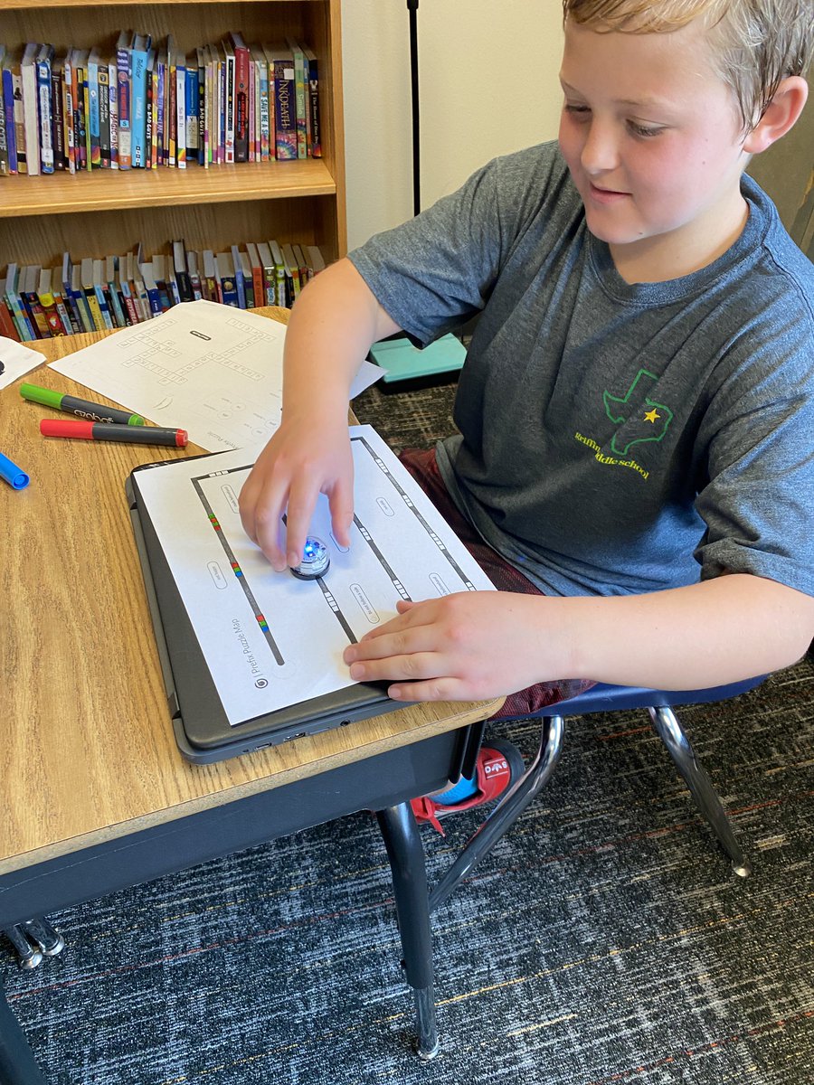 hellohays22's tweet photo. @Ozobot makes grammar engaging in fifth grade! #pinkspringtraining @shantieljovanna @edtechsavy https://t.co/yvOBLaGlls