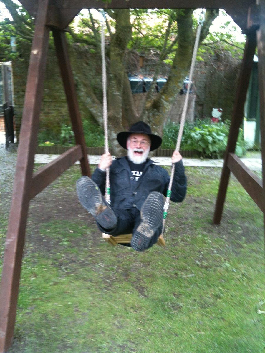 Happy birthday to my late Gnome-on-a-swing father. Banananana  daiquiris will be drunk in your name tonight. #TerryPratchettDay #Speakhisname