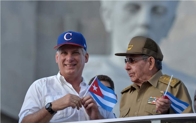 DrRobertoMOjeda's tweet photo. Desfilaremos este #PrimeroDeMayo en la Plaza de la #Revolucion  junto a #Raul y @DiazCanelB, ratificando nuestro compromiso con la #Patria y el #Socialismo. #VamosConTodo #JuntosPodemosLograrlo. #CubaViveYTrabaja https://t.co/WABdy3kwQz