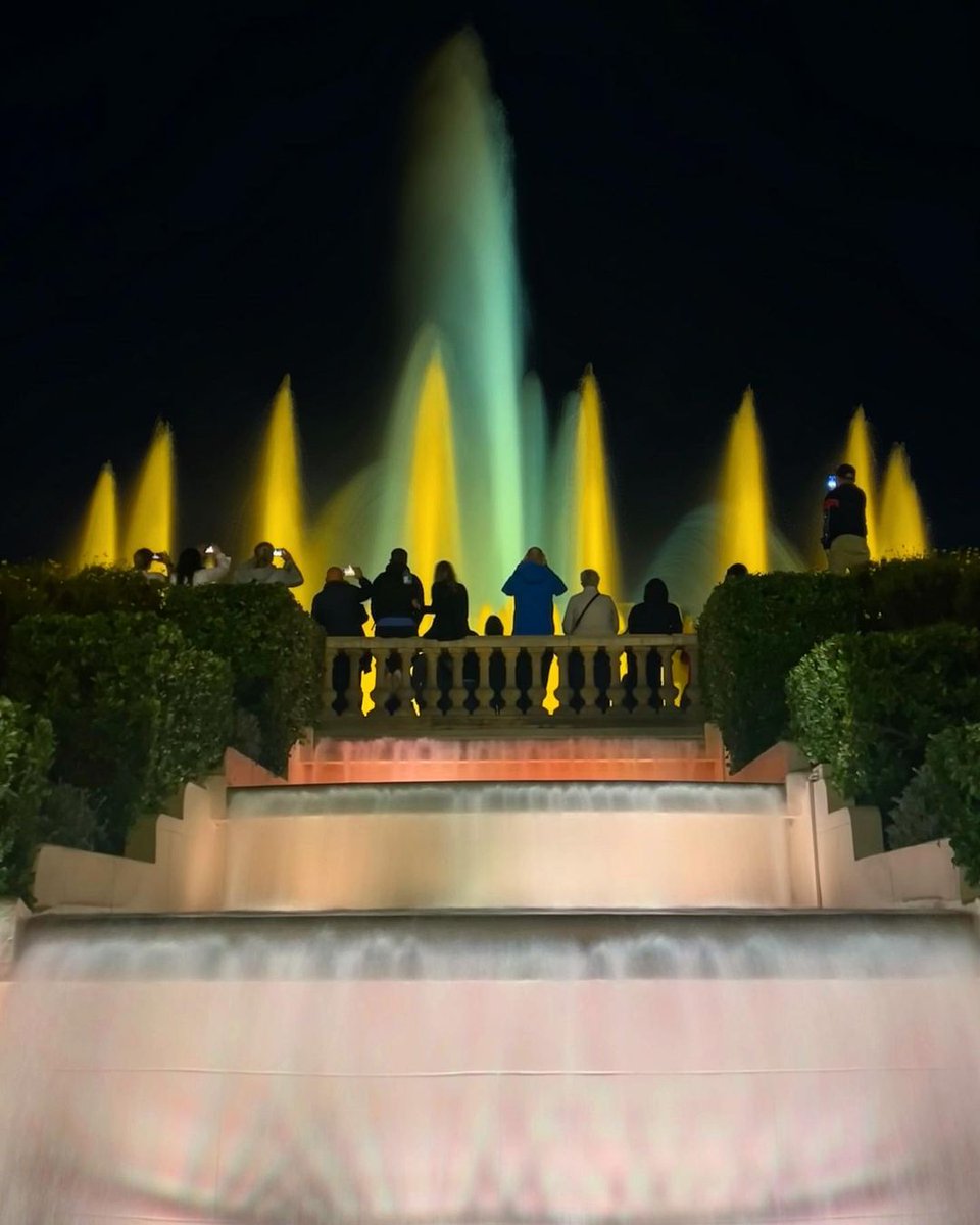 thisis_bcn_EN's tweet photo. 😏 Is there anyone happier than us that the Magic Fountain is back? ⛲
⬜ © xopet1969 (IG)
🟩 © raisabate (IG)
#visitbarcelona https://t.co/QlvVY2jbvJ
