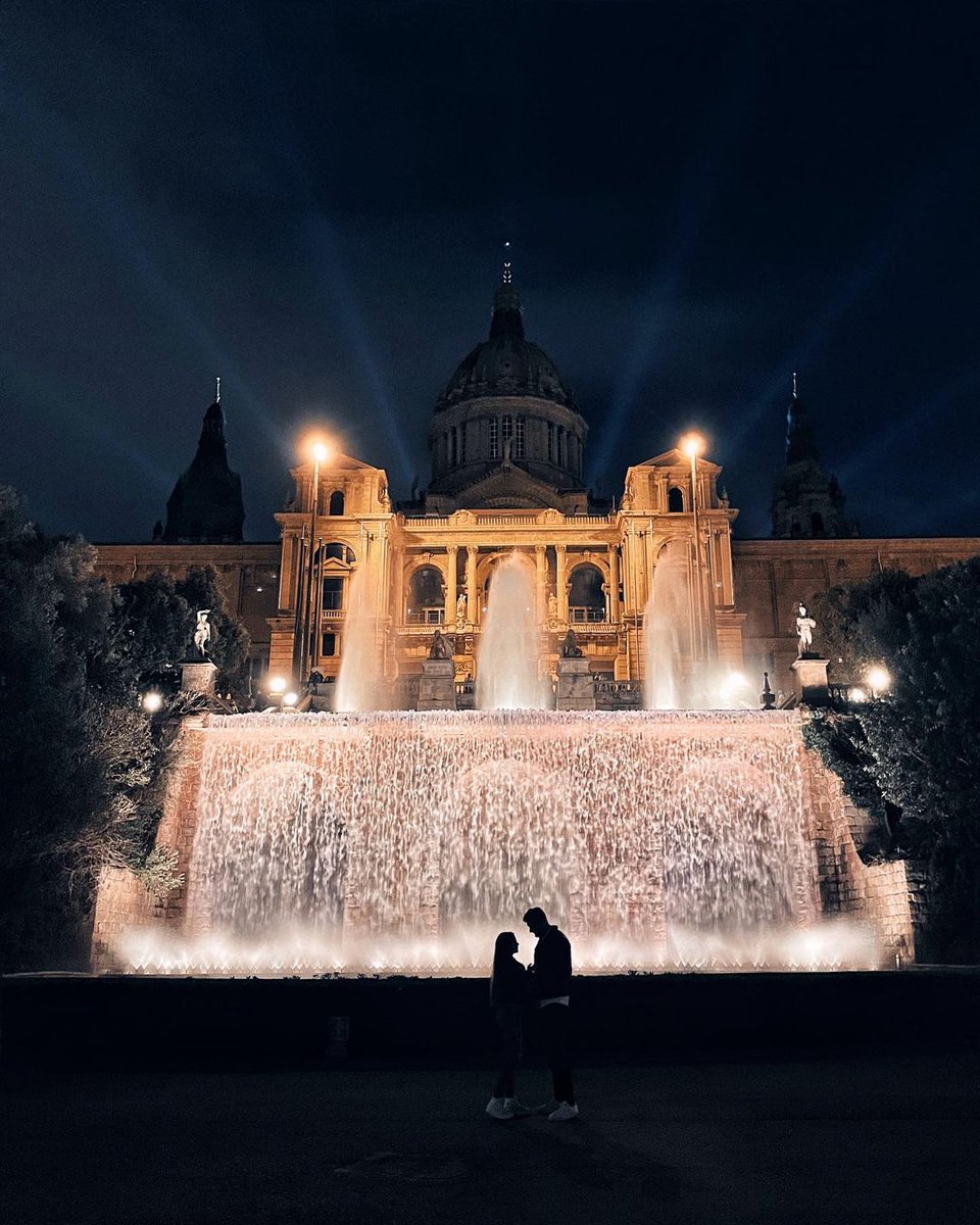 😏 Is there anyone happier than us that the Magic Fountain is back? ⛲
⬜ © xopet1969 (IG)
🟩 © raisabate (IG)
#visitbarcelona