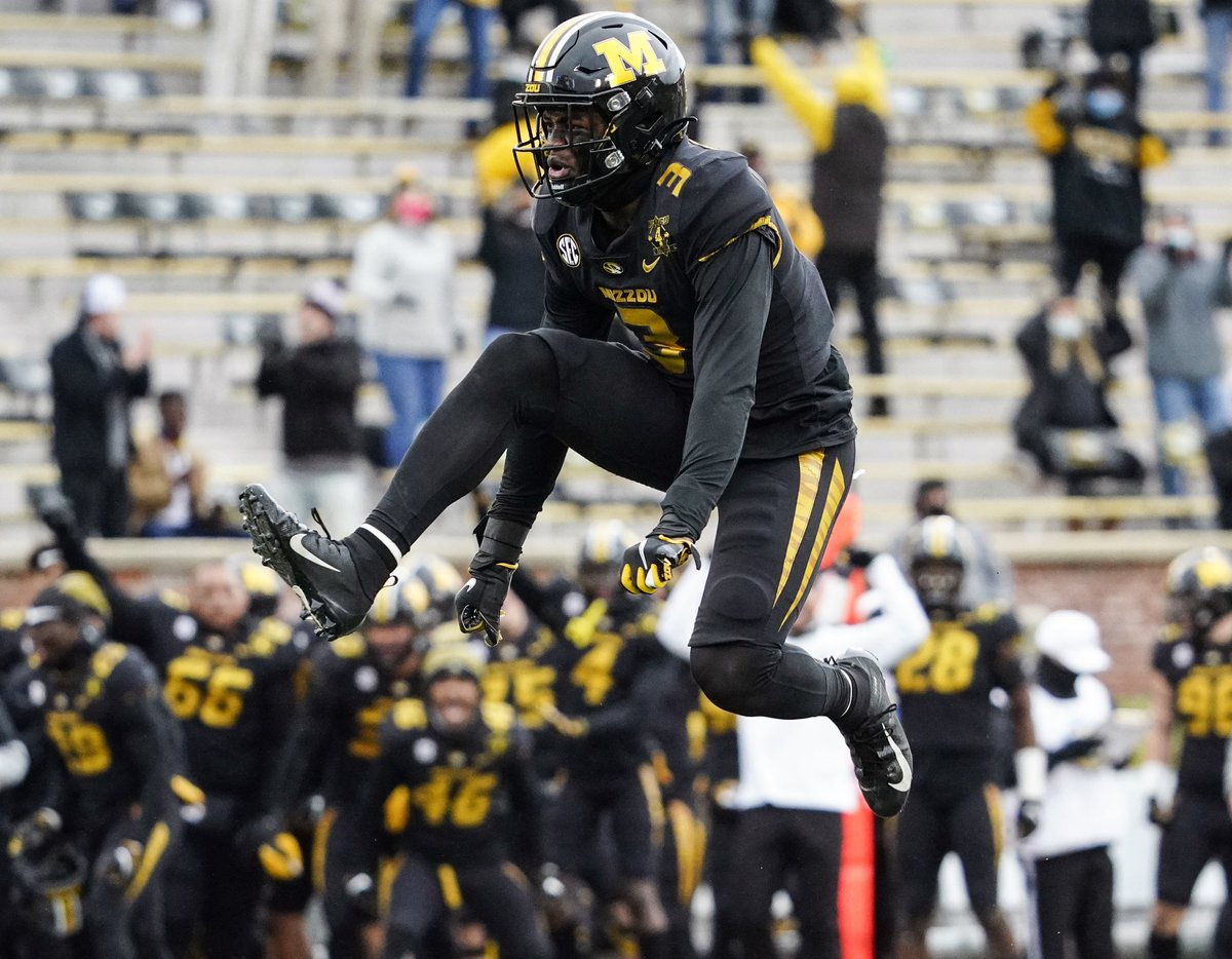 oggquentin1's tweet photo. #AGTG Absolutely Blessed To Receive An offer from University of Missouri!! @CoachDjSmith @NCWarriorsFB @TQueen_15 @CoachTomClark2 @MizzouFootball @JeremyO_Johnson https://t.co/W5GkMhZCNW