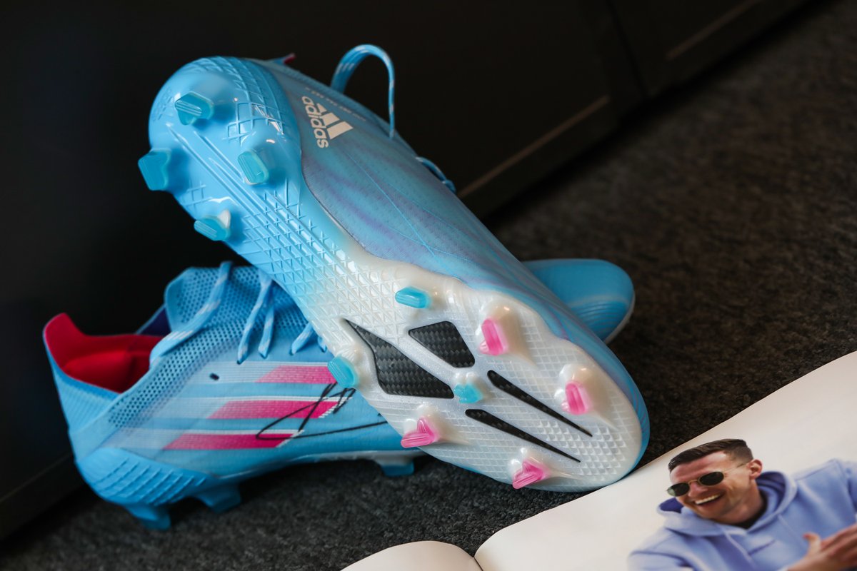 OnzeMondial's tweet photo. 🚨 CONCOURS ! 🚨
@OnzeMondial vous fait gagner une paire de adidas X Speedflow.1 Sapphire Edge signée par @arekmilik9 à l’occasion de la sortie de notre numéro 349 ! RT &amp; Follow pour tenter votre chance ! #TeamOM https://t.co/1xlBsseyzh