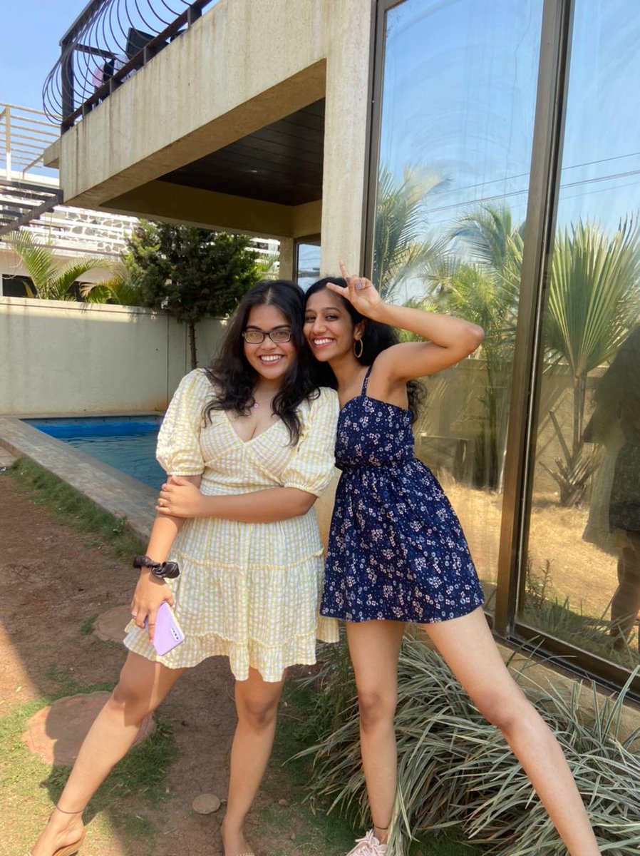 okaydisha's tweet photo. My two lovely bestfriend 💕 3rd one kinda ditched us for a sausage https://t.co/zhqWaqxSBs