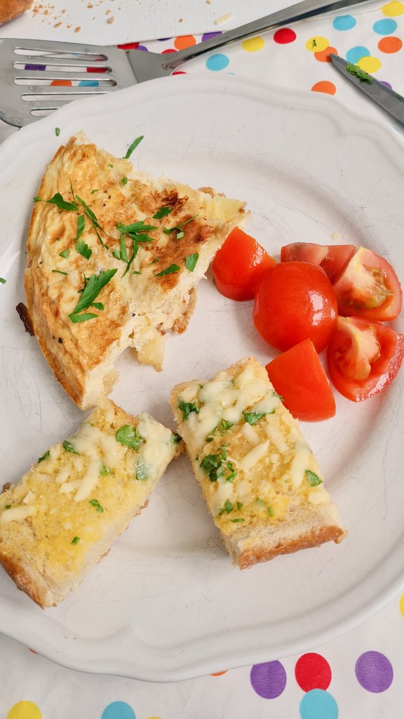 Sharon71Gifford's tweet photo. Eva made Spanish tortilla with a tomato salad and garlic bread, delicious thank you  😋 @PinehurstP @appleofmyeyepl @year5sycamore https://t.co/oTzJn64Thw