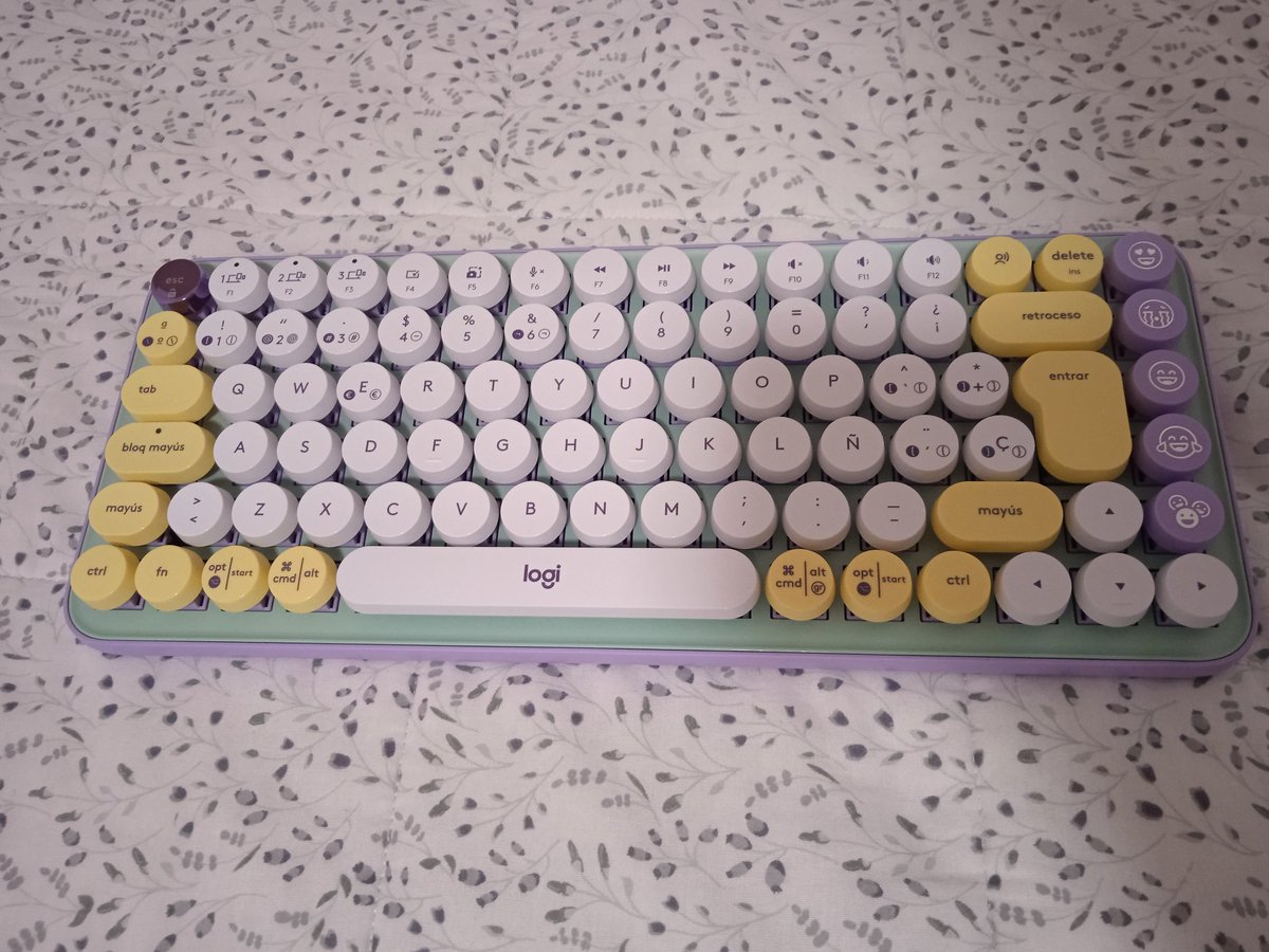 DrJoaquinMateu's tweet photo. Mirad que teclado más majo le he regalado a @conpicapica. Es de esos mecánicos, como las máquinas de escribir de antes, que hacen tac tac tac tac. Tiene hasta emoticonos configurables a la derecha, a los que puedes ponerle las teclas que más te gusten. Está bonico, la verdá... 🥰 https://t.co/7P868chZlG