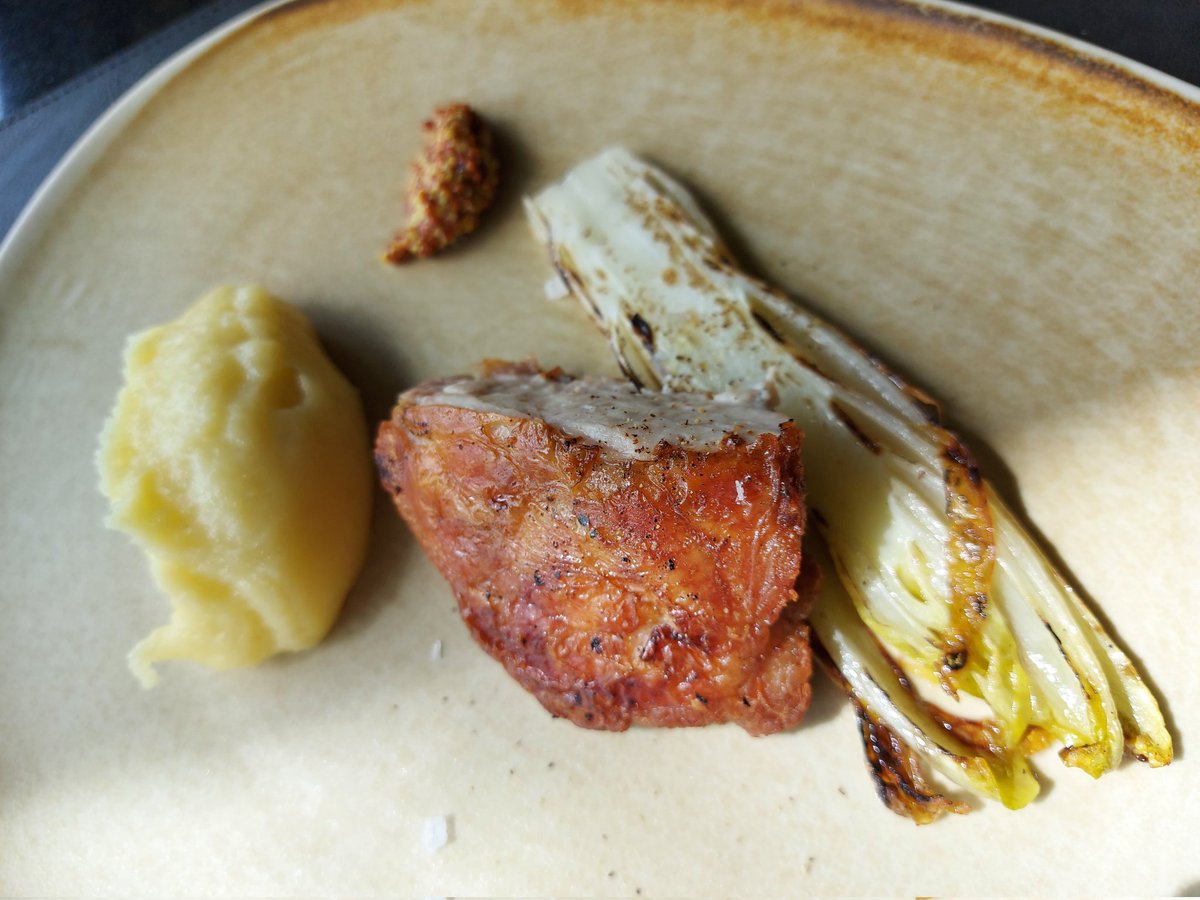 PhilippeRegol's tweet image. #HostaldeCalEnric 
Un espacio con gran terraza a solo 100m del rte gastronómico. Cocina de territorio evolucionada d Jordi Juncà, solo algo más informal q la casa madre, pero tb de gran nivel.
Colmenillas a la crema. Molleja con puré de patata y mostaza casera.
Xuixo a la brasa.