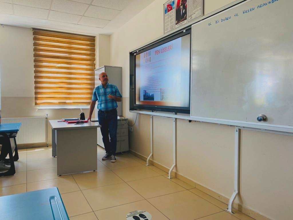 Keşan RAM tarafından okulumuzun 6. Sınıf öğrencilerine "Davranışsal Bağımlılık"-7. Sınıf öğrencilerimize de "Mesleki İlgi ve Değerler" konulu seminerler verildi. Sunumu gerçekleştiren değerli arkadaşlarımıza teşekkür ediyoruz. <a href="/Edirne_MEM/">Edirne İl Millî Eğitim Müdürlüğü</a> <a href="/Dr_Onderarpaci/">Dr. Önder ARPACI</a> <a href="/ipsalailcemem/">İpsala İlçe MEM</a> @kesan_ram