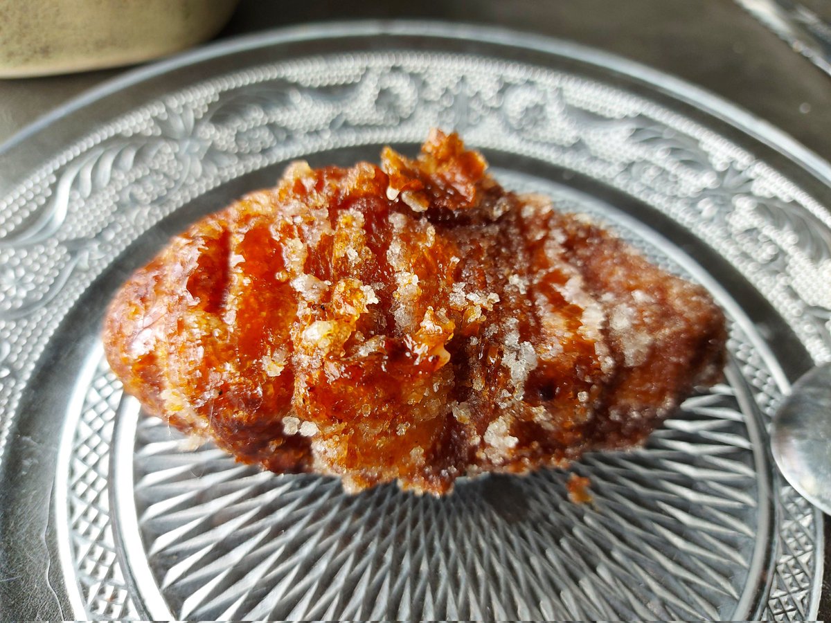 PhilippeRegol's tweet image. #HostaldeCalEnric 
Un espacio con gran terraza a solo 100m del rte gastronómico. Cocina de territorio evolucionada d Jordi Juncà, solo algo más informal q la casa madre, pero tb de gran nivel.
Colmenillas a la crema. Molleja con puré de patata y mostaza casera.
Xuixo a la brasa.