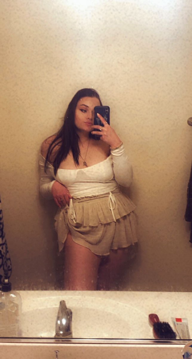 JanelleLeader's tweet photo. This skirt is to die for🤍 https://t.co/GUGx8WEXka