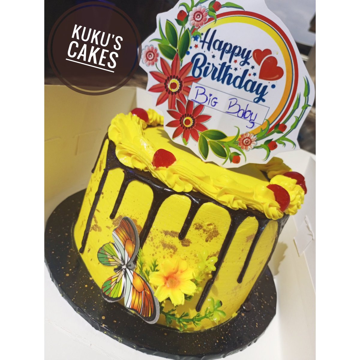 Yellow beaut 💛😍
#kukuscakes #jos #redvelvet #chocolatecake #repeatdesign 
#josbaker