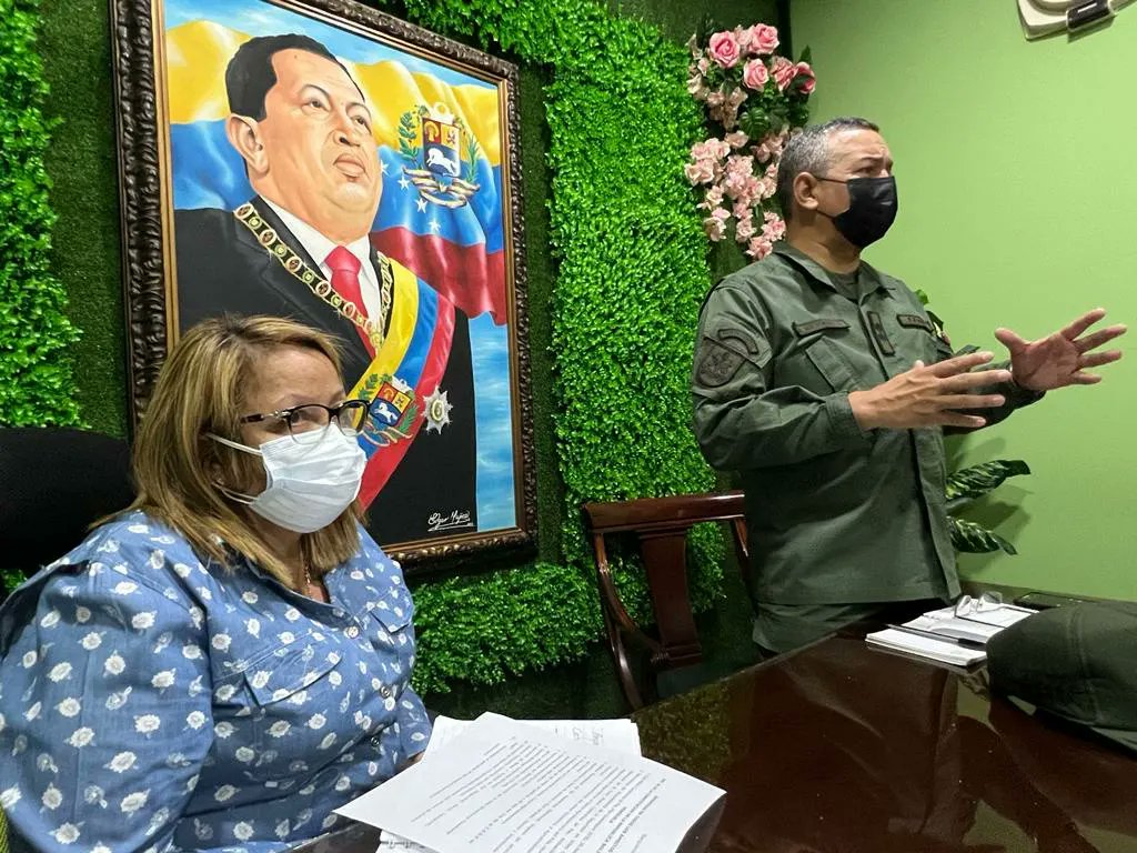 Carmen Silva (@carmensilvapsuv) on Twitter photo #28Abril Reunión de trabajo con el Secretario de Seguridad Ciudadana y Paz del estado Lara general Martin Maldonado y los cuerpos de seguridad en nuestro municipio Jiménez.
<a href="/AdolfoP_Oficial/">Adolfo Pereira Gobernador</a>
<a href="/NicolasMaduro/">Nicolás Maduro</a>
<a href="/dcabellor/">Diosdado Cabello R</a>
<a href="/PartidoPSUV/">PSUV</a> #28Abril Reunión de trabajo con el Secretario de Seguridad Ciudadana y Paz del estado Lara general Martin Maldonado y los cuerpos de seguridad en nuestro municipio Jiménez.
<a href="/AdolfoP_Oficial/">Adolfo Pereira Gobernador</a>
<a href="/NicolasMaduro/">Nicolás Maduro</a>
<a href="/dcabellor/">Diosdado Cabello R</a>
<a href="/PartidoPSUV/">PSUV</a>