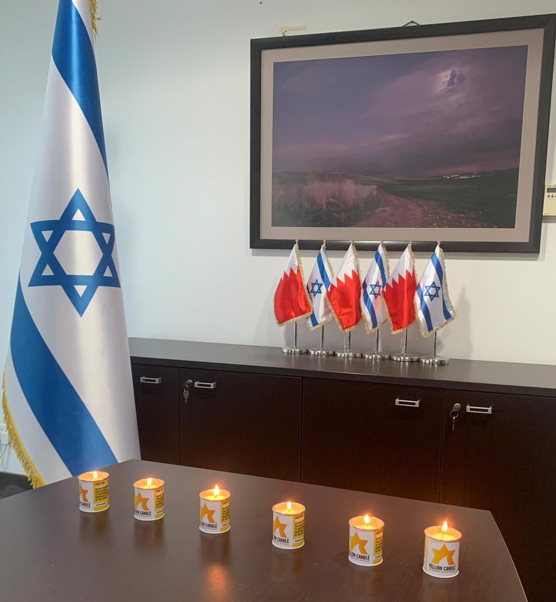تخليد ذكرى ضحايا المحرقة النازية في سفارة اسرائيل في البحرين 
لن_ننسى
@AmbassadorNaeh