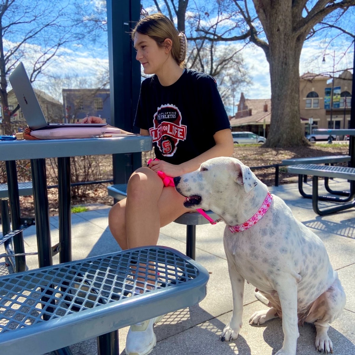 It's a paw-some day in the park! 🐶 If you're still livin' that WFH life, make the Square your home today and crush your to-do list with your bestie (but, if you're back in the office... play hookey 😄) Stop by and grab a whipped cream treat for your doggo while you're here!