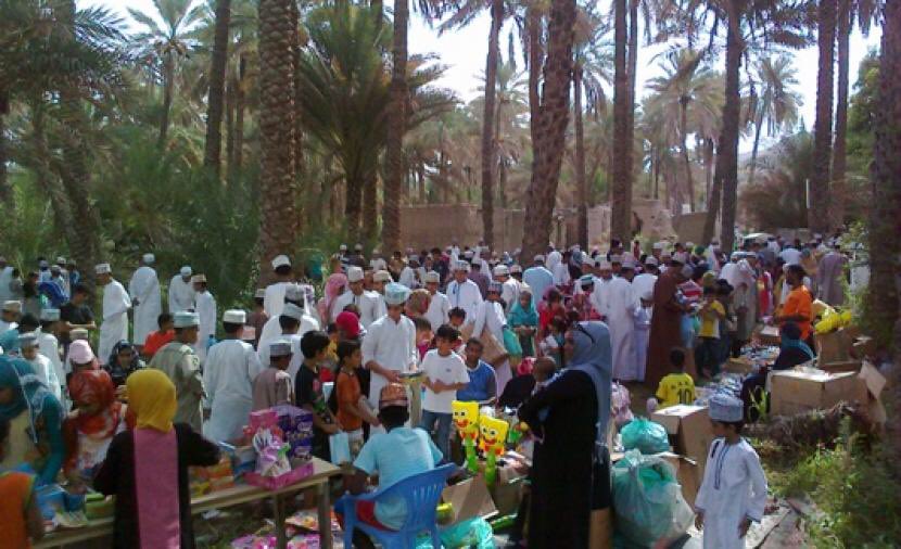 هبطة العيد في عُمان🇴🇲: مأخوذة من هبوط أهل البلاد من حاراتهم وقراهم للسوق التقليدي الذي يقام قبل أيام العيد،وله عوائد اقتصادية للعديد من العوائل العمانية لعرض منتوجاتهم،و تعتبر موسم ممتاز لكسب الربح وهي من التقاليد،وتعتبر الإرث العماني الذي حافظت عليه الأجيال #تسكنه_عمان 
 🇧🇭❤️🇴🇲