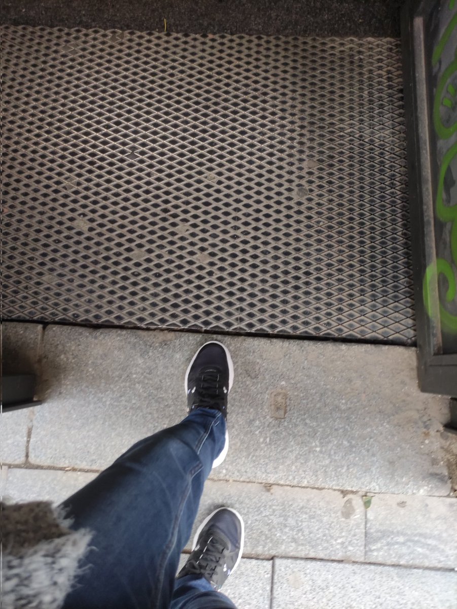 Últimos pasos de entrada al IES donde he realizado mis prácticas del Máster en formación del profesorado. Emoción por todo lo pasado y ganas por descubrir lo que queda por venir. 👣
#lastday #ultimodia #practicum #profesora #FOL