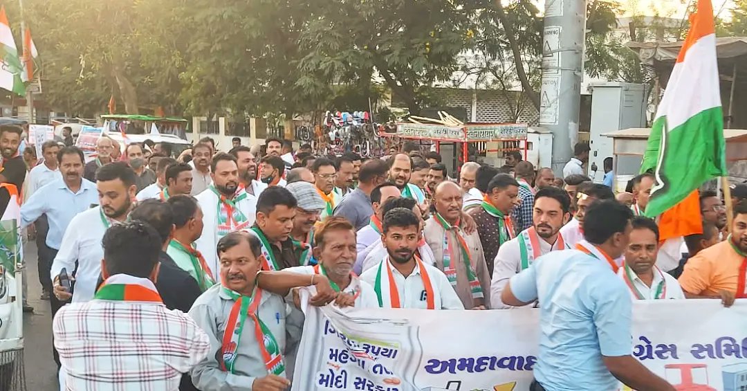 nirav_INC's tweet photo. મોંઘવારી વિરોધ પદયાત્રા

આજે અમદાવાદ ના બાપુનગર વોર્ડ માં મોંઘવારી ના વિરોધ માં વિશાળ પદયાત્રા નું આયોજન કરવામાં આવ્યું.

#niravbaxi  #ahmedabadcitycongress #monghvari #mehangai #MehangaiMuktBharat #MehangaiKiMaar #PriceHike #inflation #gujarat #ahmedabad #India https://t.co/NawTFuJ5MC
