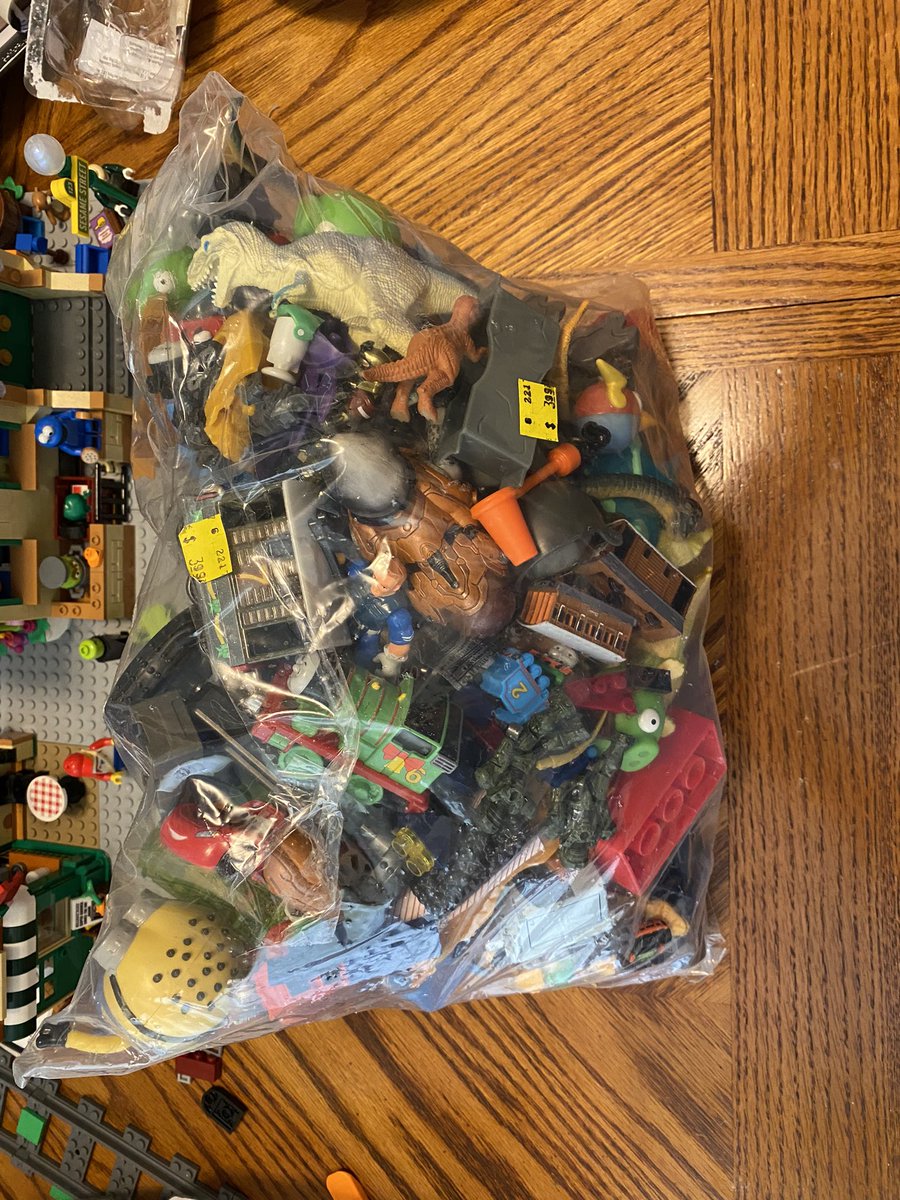 Maithweight350's tweet photo. GOODWILL HAUL HOLY 💩 all learning curve except for Kevin https://t.co/H2roOnBAbe