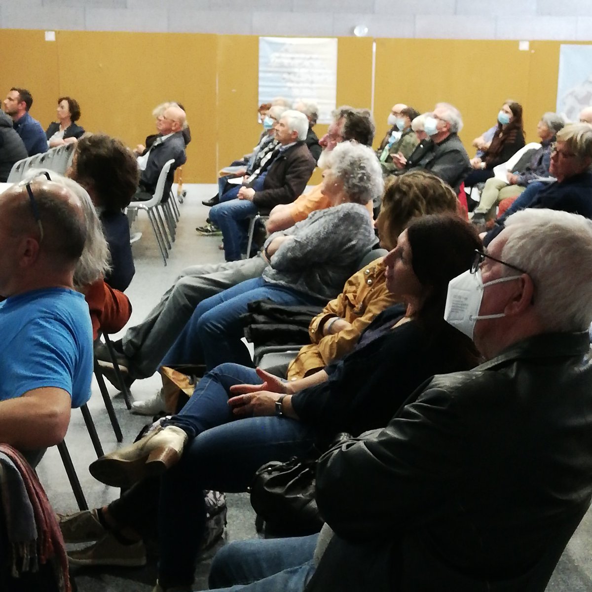 AggloLR's tweet photo. 4ème réunion publique sur la modification du #PLUi de @AggloLR à #NieulsurMer avec les communes de #SaintXandre, #LHoumeau, #Marsilly et #Esnandes. Prochains RDV le 9 mai à @Chatelaillon - espace Beauséjour et le 11 mai à #LaRochelle - salle des fêtes de Villeneuve-les-Salines. https://t.co/yXXDPfcgSR