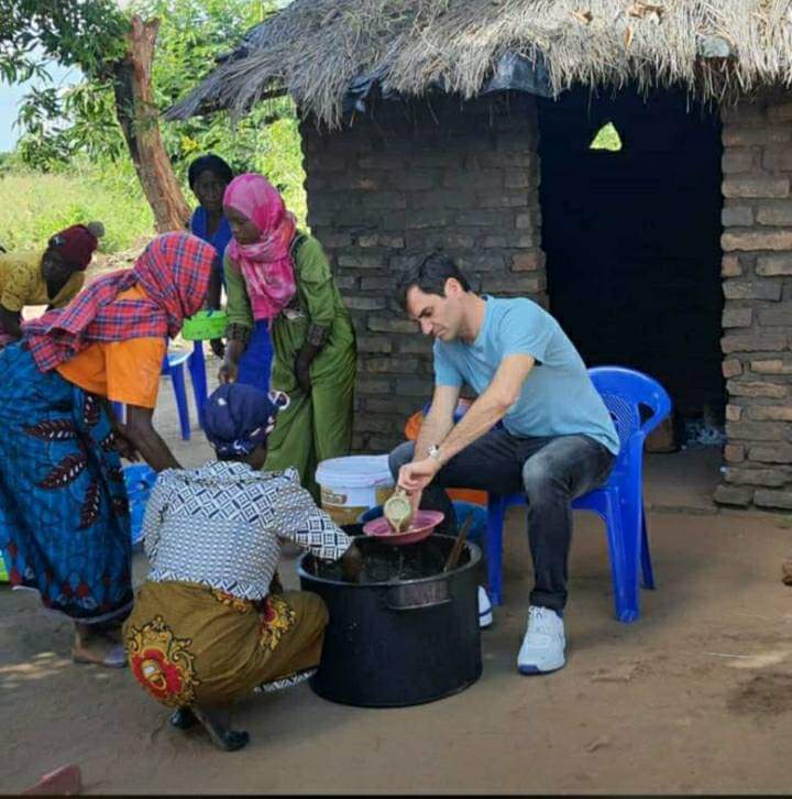 hellenzalira's tweet photo. @rogerfederer  your an absolutely amazing human. Malawi 🇲🇼 loves ❤ U! https://t.co/Jl6GdRLNMK