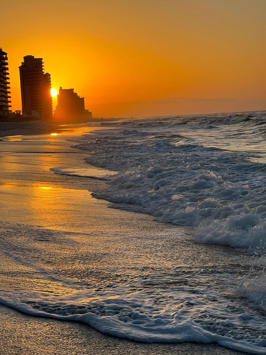 JNeubauerWx's tweet photo. NW Florida sunrises along the Gulf of Mexico. Hard to beat ☀️🌊

📸: Cindy Bright 

#flwx #alwx https://t.co/yuXYiXrnBI