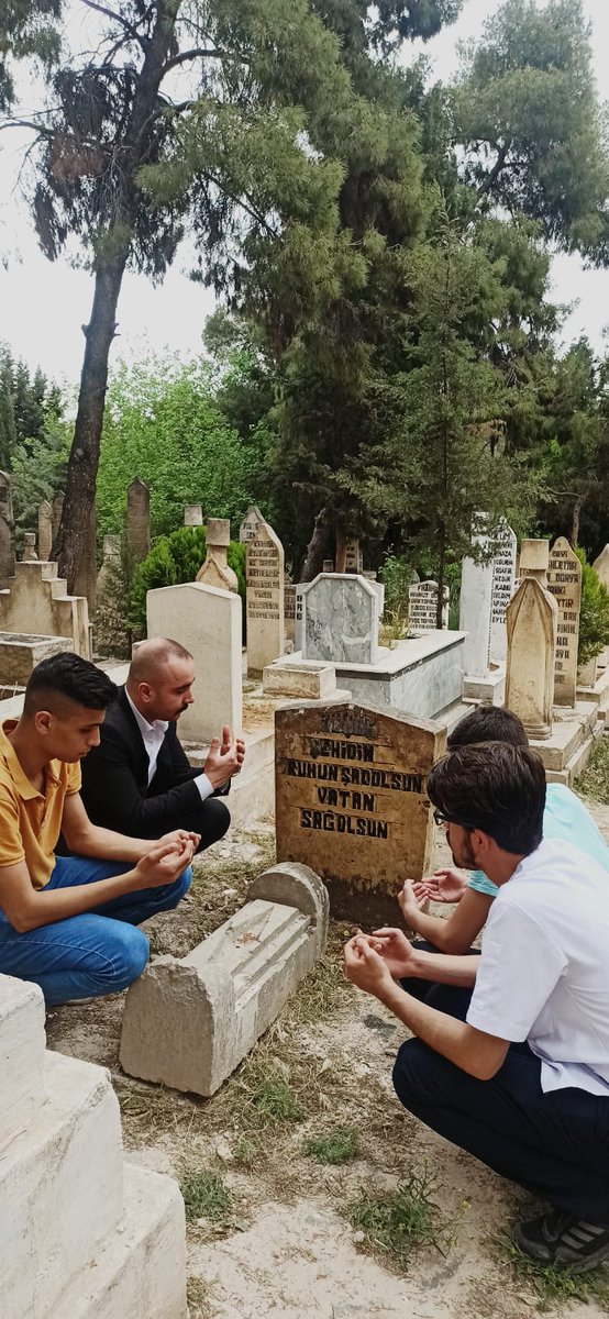 6 Şubat 1979 tarihinde babasının otomobilinde seyahat ederken henüz 5 yaşındayken bölücü Marksist örgütçüler tarafından şehit edilen
Mehmet Deniz BAYIK ağabeyimizin kabrini
ziyaret ettik. 
Ruhu şad mekanı cennet olsun. 

"Ahde vefa imandandır..."