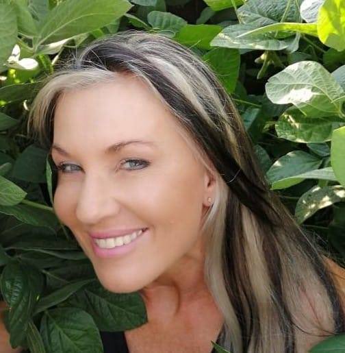 twatterbaas's tweet image. Meet Rintie van Rensburg

Last week Thursday at midnight they woke up with 5 killers in their farmhouse. She took 2 shots, but fired back, killed one, and saved her and her husband Ben’s lives.

SHE IS A HERO!!!!!!!!
#farmattacks #FarmMurders 
  
  landbou.com/landbou/nuus/v…