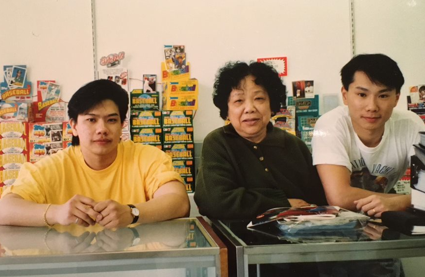 yyoungwellbeing's tweet photo. #ThrowbackThursday Did you know our Owner and Founder, @Lelandyyoung, has always been an entreprenuer? His first hand experience at being a business owner was selling baseball cards as a teen! We love this photo! #vancouver #smallbusiness https://t.co/mdG997TNXk