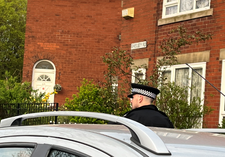 GMPOldham's tweet photo. #OPVALIANT
We have proactive patrols in the area to tackle violent crime and robbery.
Remember, you can help us keep your belongings out of the hands of criminals, by keeping valuables out of sight and staying aware of your surroundings.
@GM_VRU
https://t.co/zESi3aNnDo https://t.co/Jq8EmAps45
