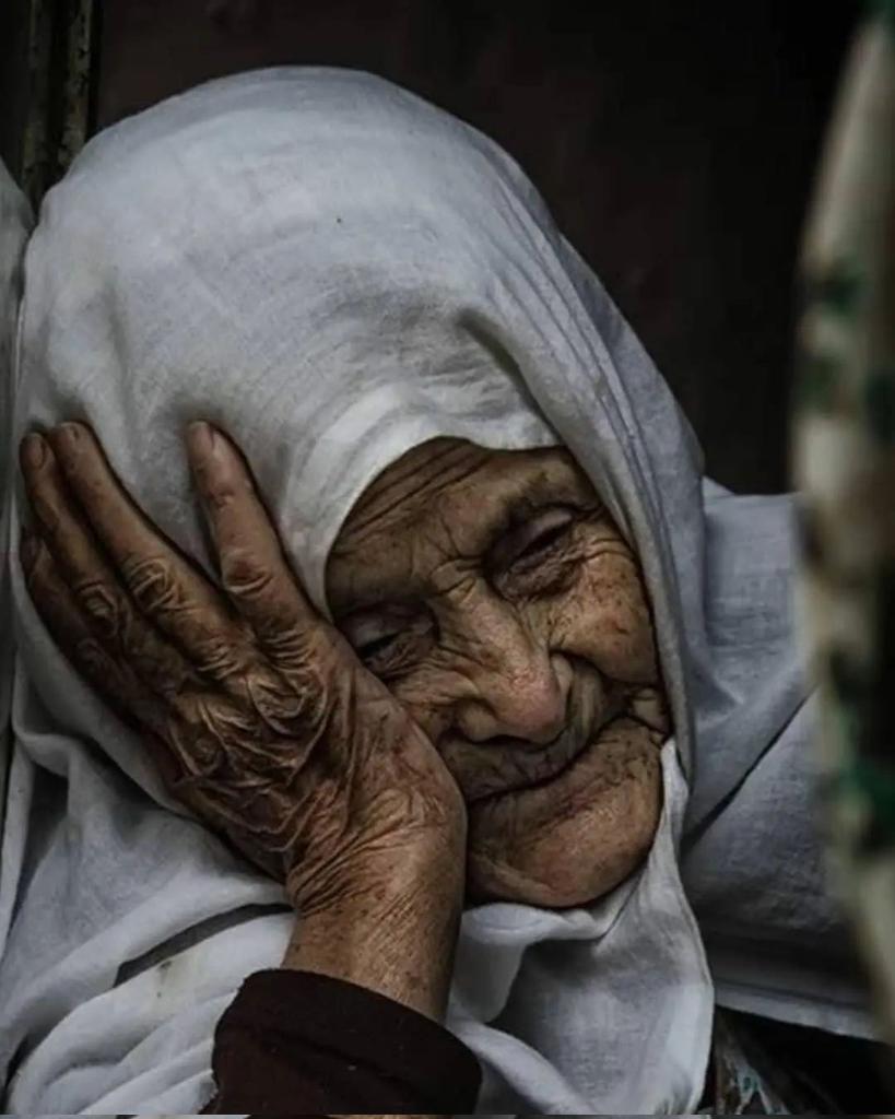 Ne demiş şair;
“İnsan insanı “
- ya tamamlayamadı,
- ya tam anlayamadı...