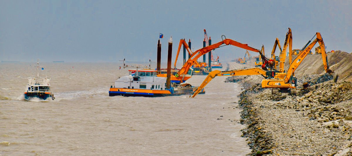 Prachtig overzicht van het 'treintje' van materieel dat aan het werk is voor de dijkversterking aan de Waddenzeezijde.

In de totale trein zijn 45 rupskranen, 5 kraanschepen, 5 shovels, 13 dumpers bezig in een werkfront van zo'n 3500 mtr. 
#waterbouw #dijkversterking #Afsluitdijk