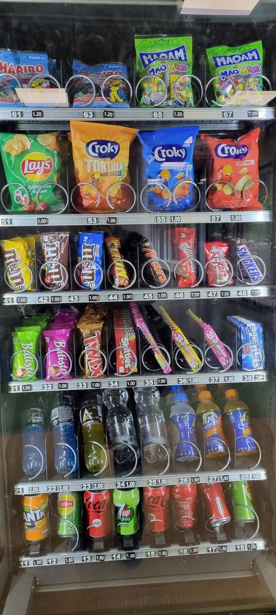 PCvanUlzen's tweet photo. @AmsterdamNL in de automaat van Sportcentrum Caland zit helemaal niks te eten wat een beetje gezond is. Alleen maar snoep en chips. En verder heel veel suikerhoudende frisdrank. Zie de foto. Kan beter! https://t.co/1dgW55Goll