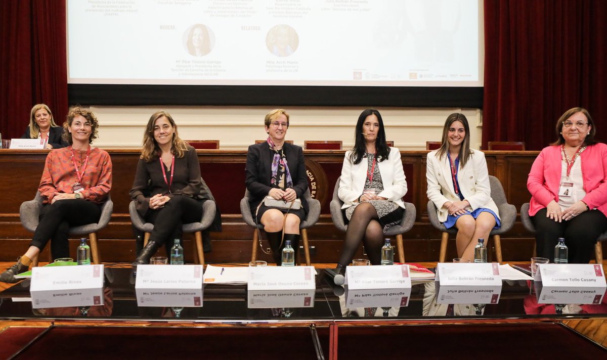 Mesa 5 ‘Violencia intrafamiliar e institucional’ con Carmen Tello pres. <a href="/FAPMI/">fapmi-ECPAT España</a>, Mª José Osuna fiscal, Mª Jesús Larios doctora en derecho, Emilie Rivas responsable <a href="/SaveChildrenCat/">Save the Children Catalunya</a> y Julia Beltrán escritora. Modera <a href="/PilarTintore/">Mª del Pilar Tintoré</a> pres. Sección Derecho Infancia y Adolescencia ICAB.