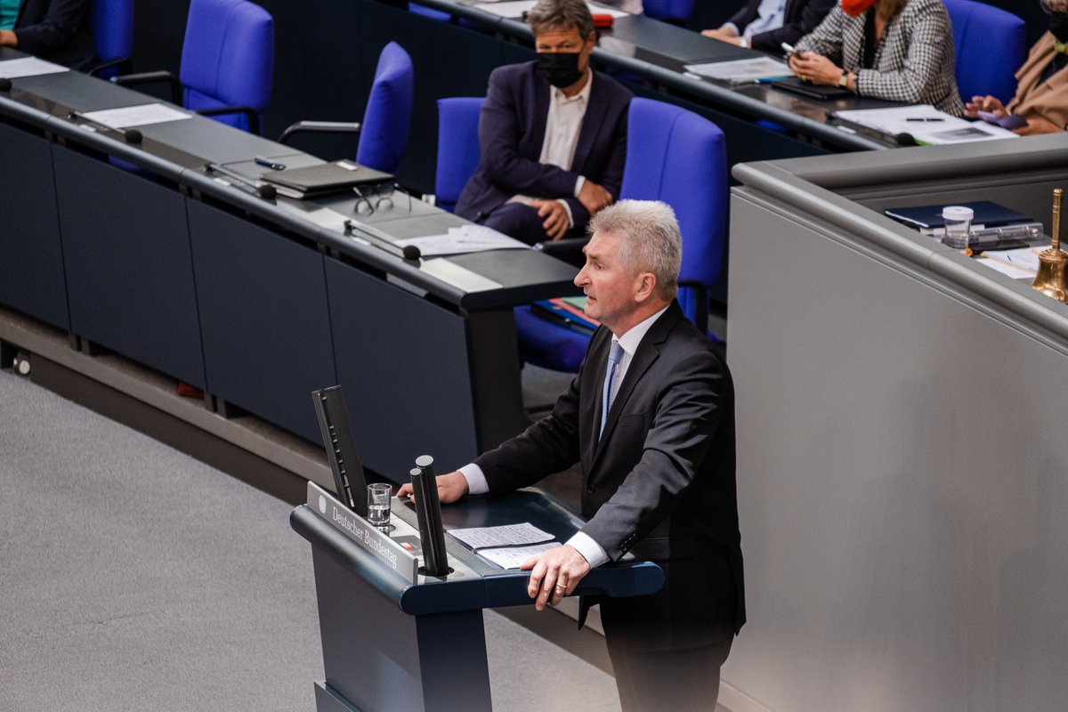 #Gas-Embargo schädigt uns mehr als den Aggressor, so @A_pinkwart <a href="/Bundestag/">Deutscher Bundestag</a>. Um eine sichere Brücke in die #Klimaneutralität zu bauen, müssen wir neue Quellen erschließen, alle Alternativen prüfen und #Erneuerbare mit einfachen digitalen Verfahren noch schneller hochfahren. #NRW