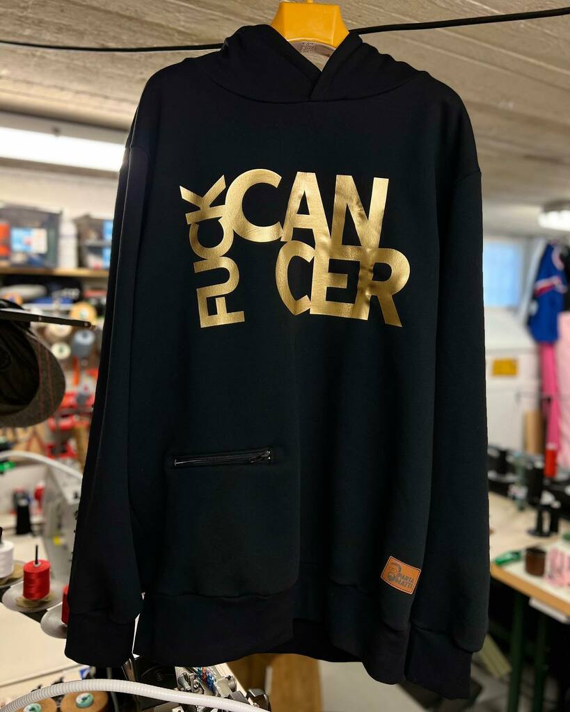 Kahden päivän sisään tuli tilaukset yhteensä kolmesta #fuckcancer paidasta.

Olen samaan aikaan iloinen tilauksesta, mutta samalla ottaa aivan hulluna päähän, että joku on siinä tilanteessa, että tuote on tarpeellinen.

Mutta lopulta voittaa seuraava kel… instagr.am/p/Cc5vJUltYY1/