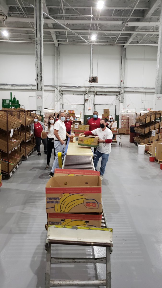 KristinaDengler's tweet photo. My teammates & I @BankofAmerica & @MerrillLynch were over the moon excited to be back #volunteering w our friends @FoodlinkNY! In just 1 1/2 hrs we sorted 5 palets of food that will result in over 5,250 meals for families in need in #Rochester #BofAVolunteers #globalservicemonth https://t.co/rrPxFHUeYZ
