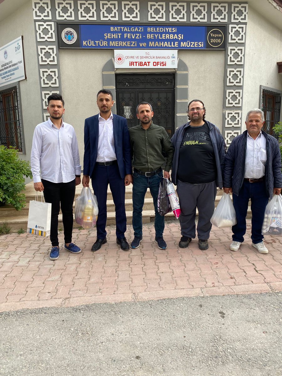battalgazideva's tweet photo. Ramazan çalışmaları kapsamında   Esnaflarımızdan yaptığımız alış verişlerle
Mahalle temsilcilerimizin belirlediği ihtiyaç sahipleri ailelere  bir nebzede olsa  dokunabildik
#Devapartisi iktidarında  zor günlerin geçeceği  halkımızda olduğunu görmek bizleri motive etmeye yetti https://t.co/3Uo9Zf7GLQ