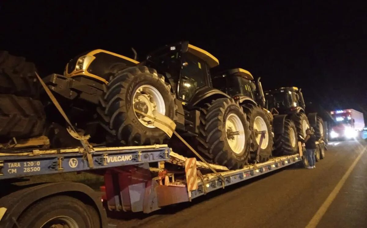 ARBA encontró casi 500 toneladas de cereales por valor de $ 25 millones transportados ilegalmente más 3 tractores 0 km sin documentación por U$S 435.000. El verdadero tractorazo, el que se consuma todos los días mediante la evasión y el contrabando, no sale en los grandes medios.