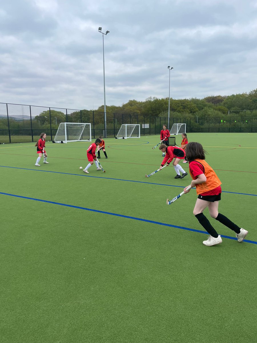 ChorleySSP's tweet photo. A great start to our hockey league tonight, lots of games and lots of smiles ! #chorley #chorleyssp #chorleysport #competition #yourschoolgames #hockey #thisgirlcanuk #letsplay #thisispe #physicaleducation https://t.co/IHM3H42pQ2