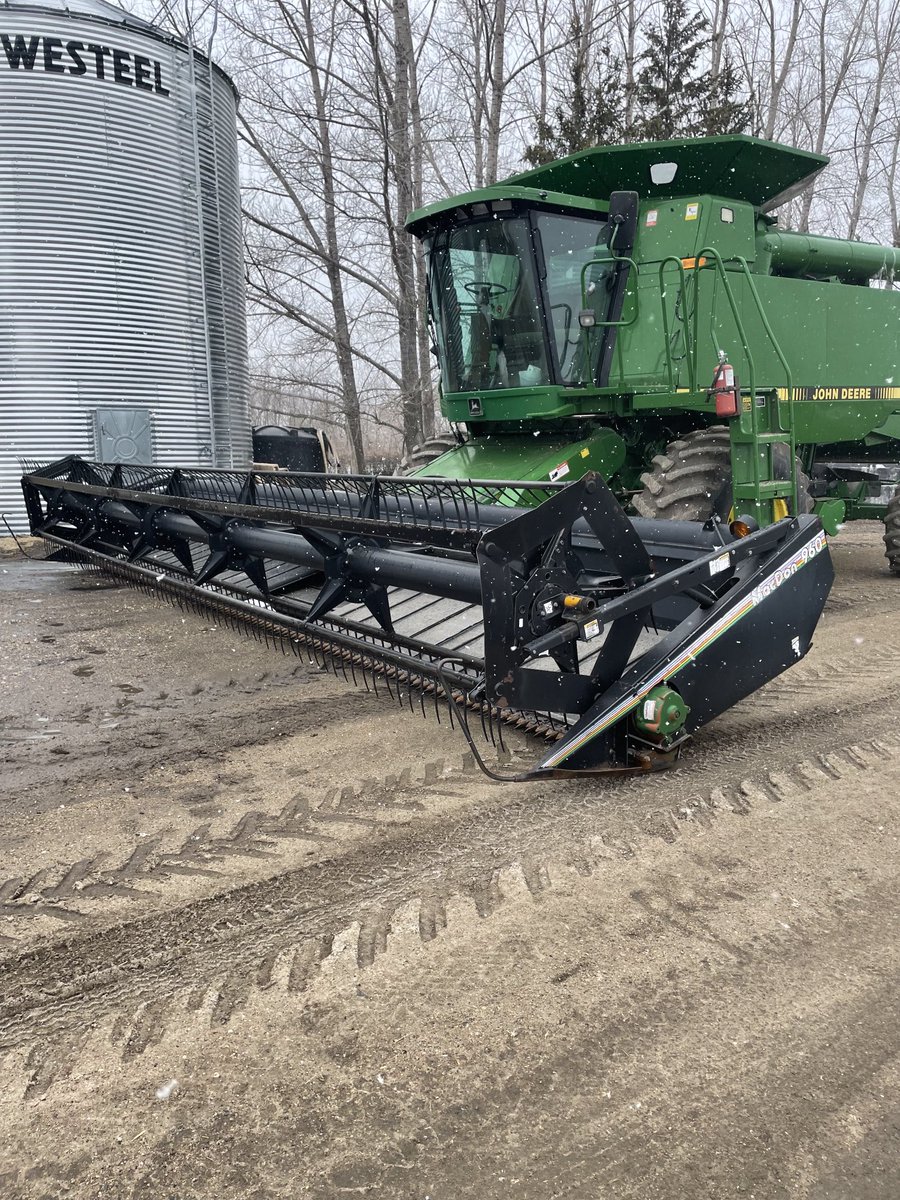 #agtwitter Got a 30’ 960 macdon Draper header for sale. Adapter has a new canvas bearings and drive shaft. Retweets appreciated. Combine and flex header are sold.