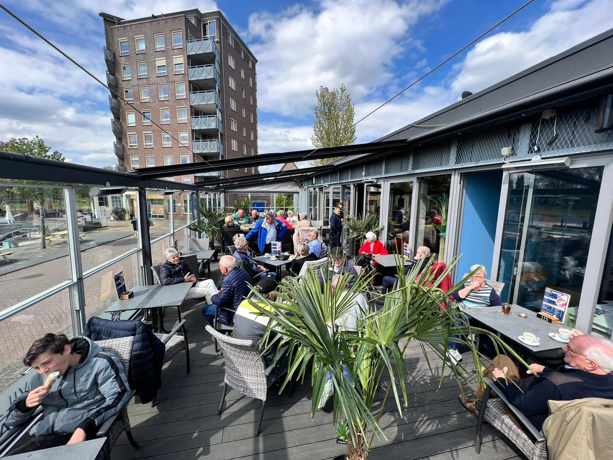 Een korte terugblik op #koningsdag2022:
Wat hebben we geweldig genoten aan de #haven, rondvaartboten gingen constant heen en weer met muzikanten, terrassen puilden uit, springkussens wiebelden heen en weer en het bier vloeide rijkelijk! #spitsgatter #vecht #hardenberg #vechtdal