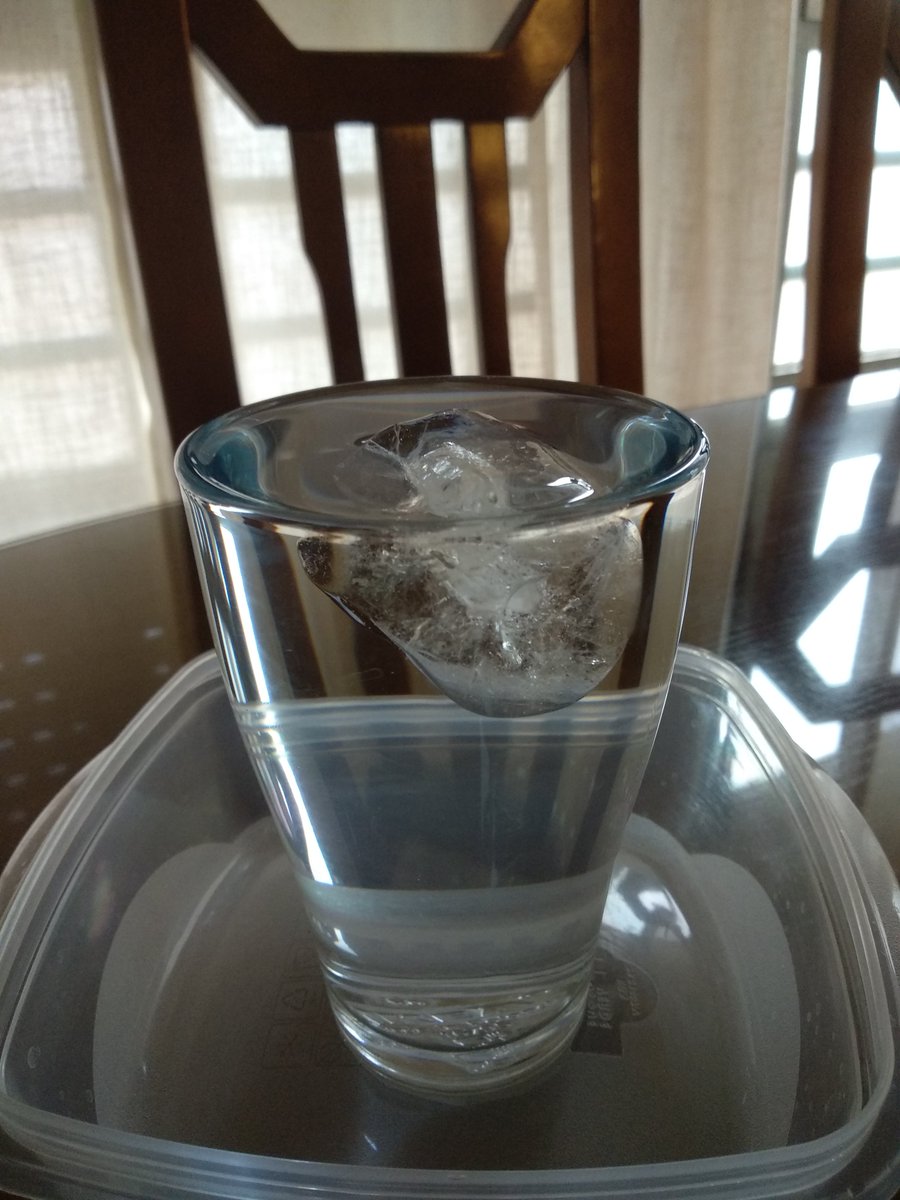 Pregunta: ¿se desbordará un vaso de agua lleno hasta el borde con un hielo dentro flotando cuando este se derrita?

Respuesta promedio: "hombre, está claro, por eso mismo sube el nivel del mar con el calentamiento global"

Pero, ¿es cierto eso? Dentro hilo👇